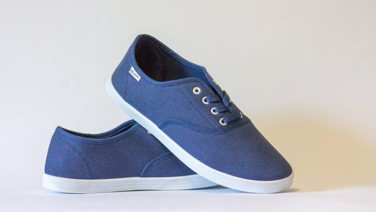 Schoon thuisinterieur zonder schoenen: pantoffels bij ingang, binnenschoenen, hygiënisch en gezond