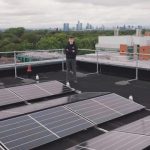 Innovatieve zonne-energieoplosing illustrerend de regionale uitdagingen en kansen voor zonnepanelen in West-Brabant