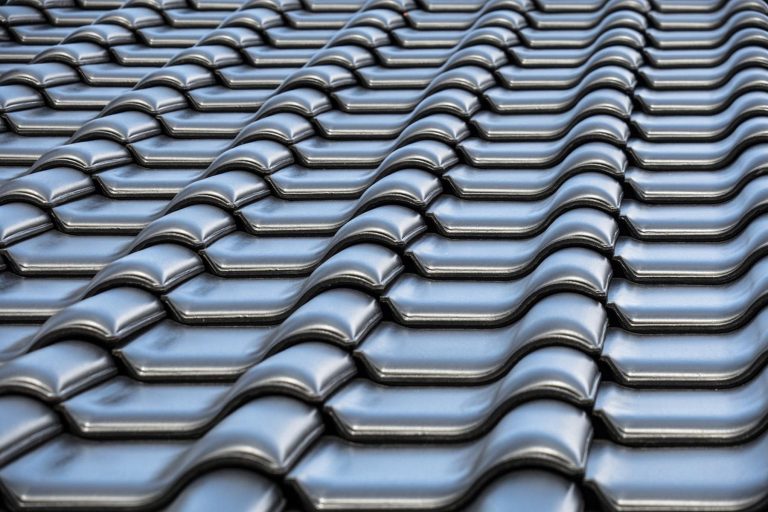 Dakpannen behandeld met professionele dakcoating voor bescherming en duurzaamheid