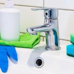 Wastafel na professionele reiniging van vervuild huis voor meer woongenot en hygiëne