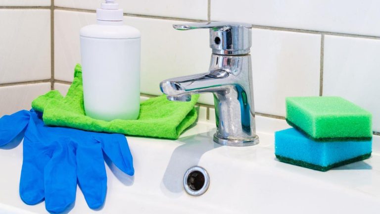 Wastafel na professionele reiniging van vervuild huis voor meer woongenot en hygiëne