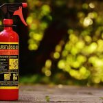 Professioneel onderhoud brandblussers met keuringssticker voor bedrijfsveiligheid