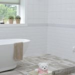 Conceptafbeelding van moderne badkamer renovatie met tegels, wastafel en afwerkingsdetails
