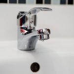 Professionele loodgieter in Tilburg bij het ontstoppen van een verstopte wc met speciale apparatuur