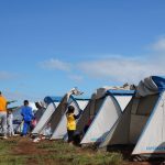 Festivalcampingervaring met tent, slaapuitrusting, keukenbenodigdheden en festival essentials voor een onvergetelijk weekend