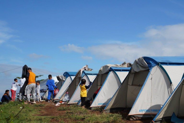 Festivalcampingervaring met tent, slaapuitrusting, keukenbenodigdheden en festival essentials voor een onvergetelijk weekend