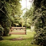 Overdekte buitenruimte voor het hele jaar door tuinplezier, ingericht met terrasmeubels en sfeerlampjes