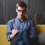 Werknemers die mentale gezondheid op de werkvloer prioriteit geven in open communicatie en ondersteuning