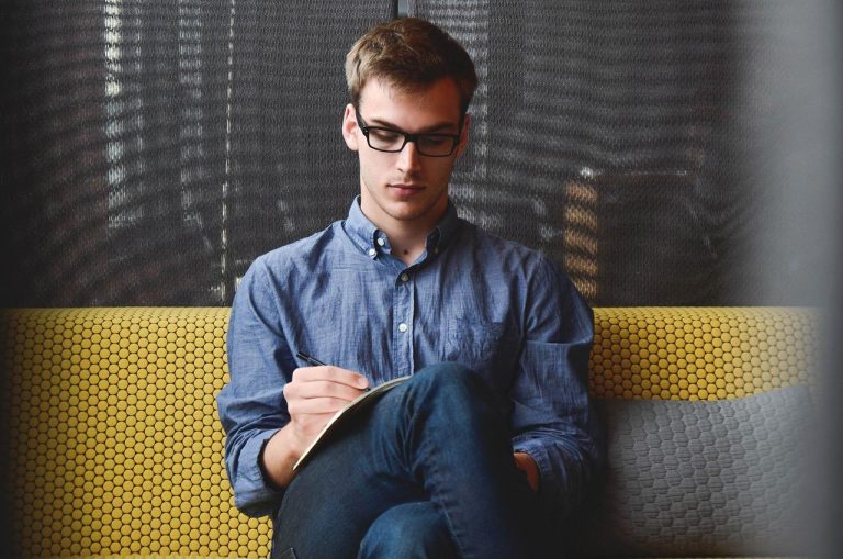 Werknemers die mentale gezondheid op de werkvloer prioriteit geven in open communicatie en ondersteuning