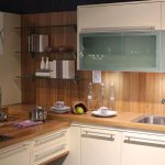 Moderne maatwerk keuken met strakke lijnen, geïntegreerde apparatuur en greeploze kasten in minimalistisch design