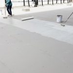 Professioneel uitgevoerde dakcoating ter bescherming van bedrijfsdak tegen weersinvloeden en lekkages