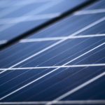 Systeem van hybride aggregaten en zonnepanelen voor duurzame energieopwekking met batterijopslag