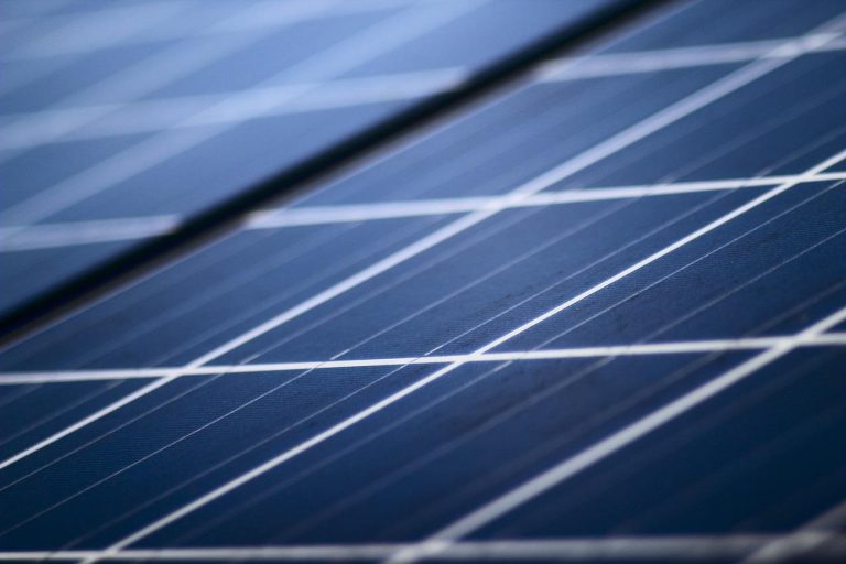 Systeem van hybride aggregaten en zonnepanelen voor duurzame energieopwekking met batterijopslag