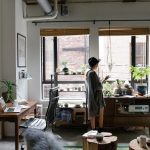Conceptueel beeld van duurzaam wonen met groene elementen, zonnepanelen en energiezuinige huishoudelijke oplossingen