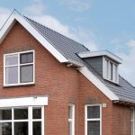 Prefab dakkapel met kunststof kozijnen in moderne stijl, geplaatst op woning