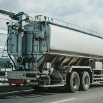 Illustratie van studiematerialen en tips voor het vrachtwagen theorie examen met do's en don'ts