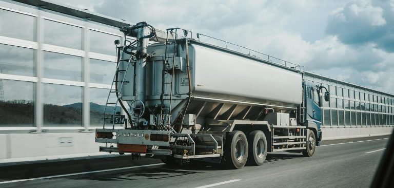 Illustratie van studiematerialen en tips voor het vrachtwagen theorie examen met do's en don'ts