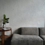 Renovlies behang aangebracht op muur, toont strakke en gladde muurafwerking voor moderne interieurs
