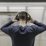 Illustratie over persoonlijk succes met focus op zelfontwikkeling, welzijn en relaties als belangrijke factoren naast financi