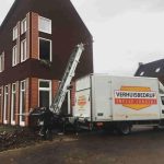 Verhuizen met een verhuislift voor het veilig verplaatsen van zware meubels naar hogere verdiepingen zonder smalle trappenhui