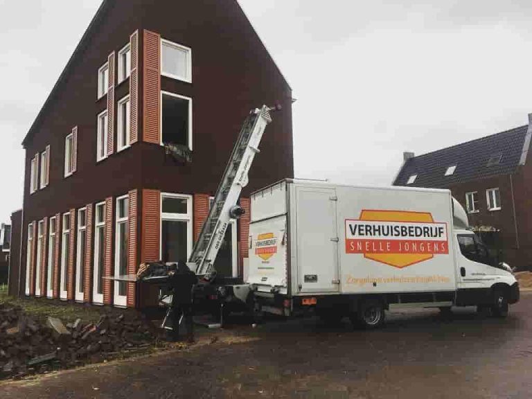 Verhuizen met een verhuislift voor het veilig verplaatsen van zware meubels naar hogere verdiepingen zonder smalle trappenhui
