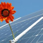 Illustratie zonnepanelen laten plaatsen met voordelen zoals lagere energierekening en minder afhankelijkheid