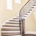 Moderne trap met elegante zwarte trapbekleding in minimalistisch interieur, toont de luxueuze uitstraling