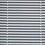 Illustratie van de effecten van zonwering op ons welzijn met rolluiken en zonneschermen in een modern interieur