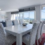 Professionele makelaar helpt woningwaarde maximaliseren door strategische pricing en effectieve marketing van je woning