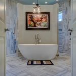 Warme hamam ruimte met stoom en eucalyptus geur voor traditioneel badritueel