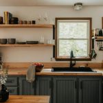 Moderne open keuken met warme sfeer, Deense ovale tafel en natuurlijk licht voor een gezellige woonruimte
