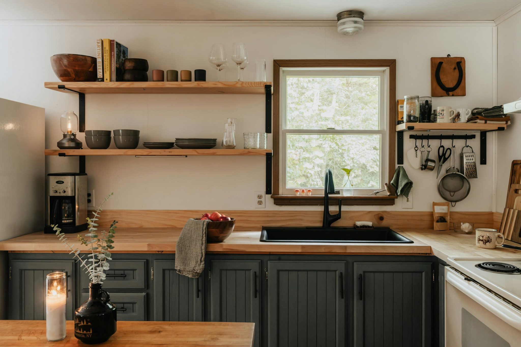 Moderne open keuken met warme sfeer, Deense ovale tafel en natuurlijk licht voor een gezellige woonruimte