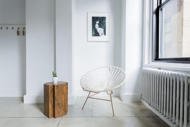 Houten vloer met vloerverwarming in woonkamer die warmte geleidt en natuurlijke uitstraling geeft
