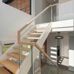 Stijlvolle trap met moderne verlichting en duurzaam materiaal in elegant interieur