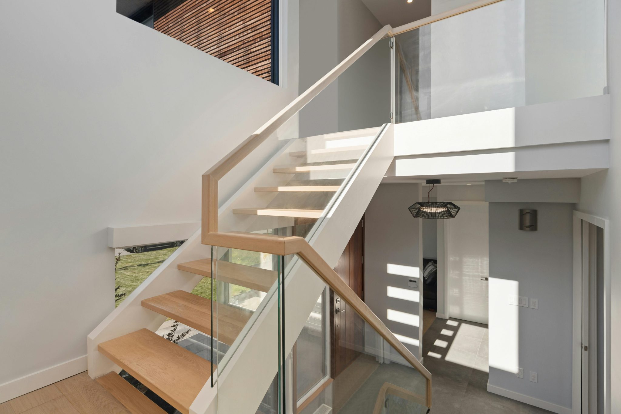 Stijlvolle trap met moderne verlichting en duurzaam materiaal in elegant interieur