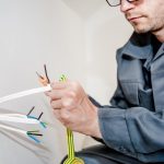 Elektricien Den Haag voert elektrische reparatie uit met professionele gereedschappen voor veilige en snelle oplossing