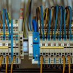 Elektricien Hoogeveen werkzaam aan elektrische installatie met gereedschap en veiligheidsuitrusting
