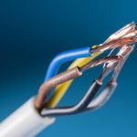 Elektricien in Amerongen voert werkzaamheden uit aan elektriciteitsinstallatie