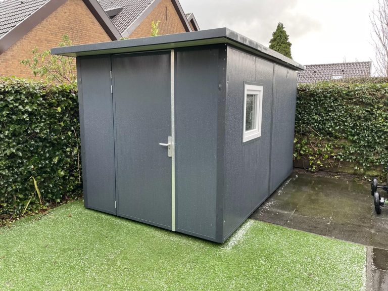 Tijdelijke schuur vol met opgeslagen meubels en materialen als praktische oplossing tijdens verbouwingswerk