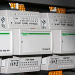 Elektricien in Leiden voert veilige reparatie uit met meetapparatuur en onderdelen voor 24/7 spoedservice
