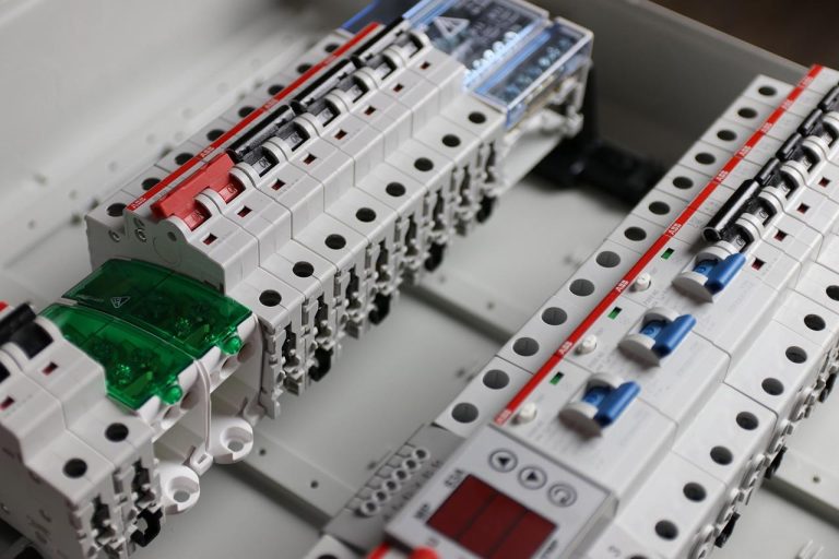 Elektricien in Eindhoven voert professionele elektrische werkzaamheden uit met erkende certificeringen en modern gereedschap