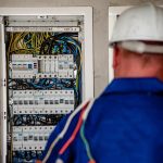 SCIOS Scope 10 keuring: technicus voert elektrische inspectie uit met meetapparatuur op bedrijfsinstallatie