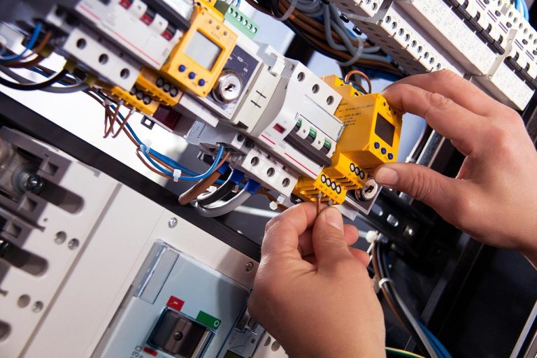 Elektricien Rotterdam met 24/7 service voor snelle hulp bij stroomstoringen en elektrotechnische problemen