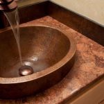Professionele loodgieter Almelo aan het werk met leidingwerk en sanitair installaties