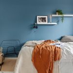 Rustige slaapkamer met zachte kleuren, zachte verlichting en natuurlijke materialen voor een kalme slaapkamer ontwerp