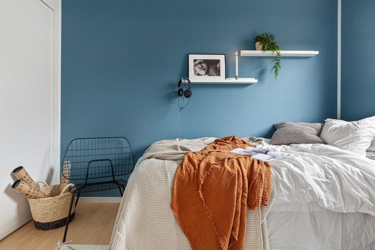 Rustige slaapkamer met zachte kleuren, zachte verlichting en natuurlijke materialen voor een kalme slaapkamer ontwerp