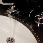Professionele loodgieter Schiedam aan het werk bij ontstopping en waterlekkage reparatie in woning