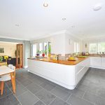 Voorbeeld van modern Scandinavisch design in de eetkamer met houten tafel, gestoffeerde stoelen en minimalistisch interieur