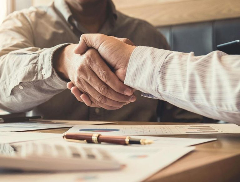 Persoonlijke aanpak van een ervaren makelaar die zich bezighoudt met huizen kopen en verkopen met professioneel advies en beg