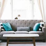 Modern ingerichte woonkamer met betaalbare meubels: strakke lijnen, neutrale kleuren en praktische indeling